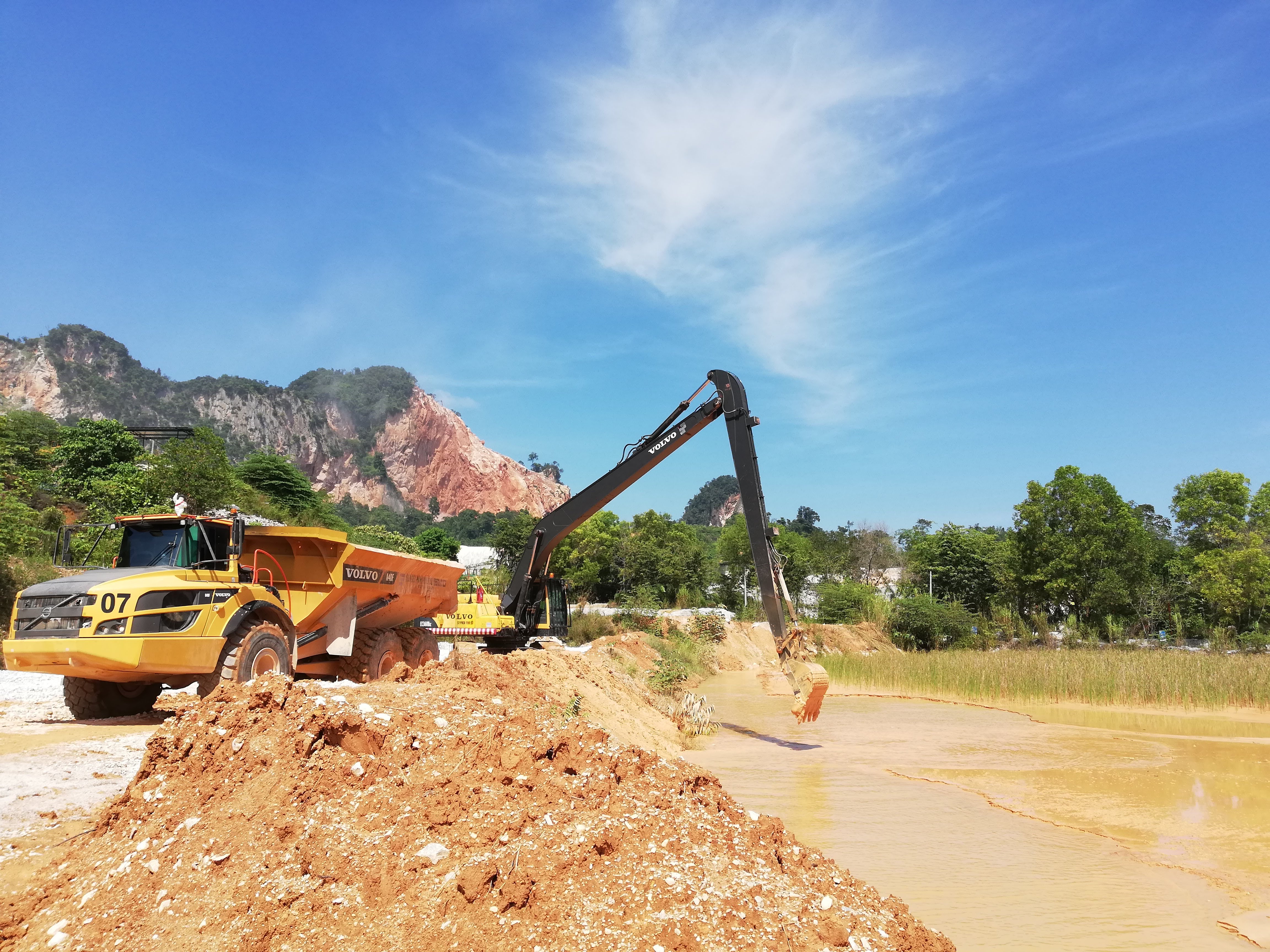 Long arm excavator rental equipment